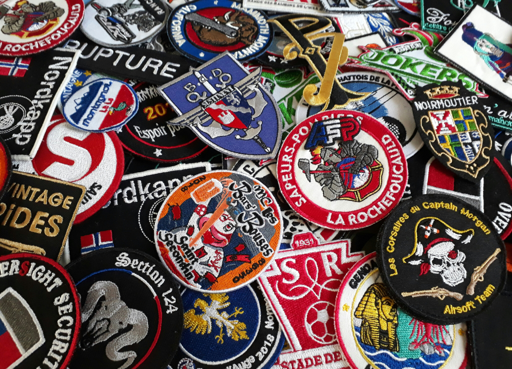 Badges et patchs brodés sur velcro personnalisables avec votre logo de
